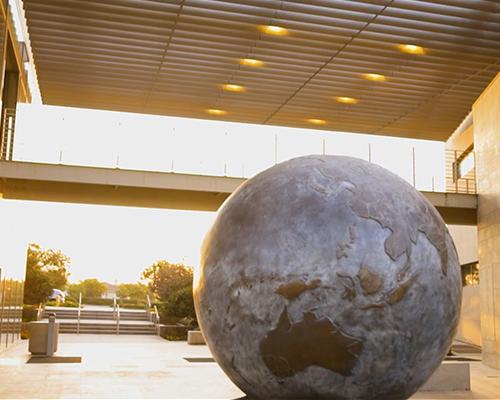 The Great Commission Globe outside of 格林大厅